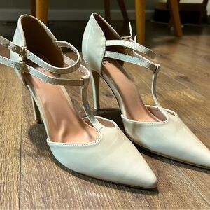 Journee Collection Tru Pump, size 11, off white. Never worn.